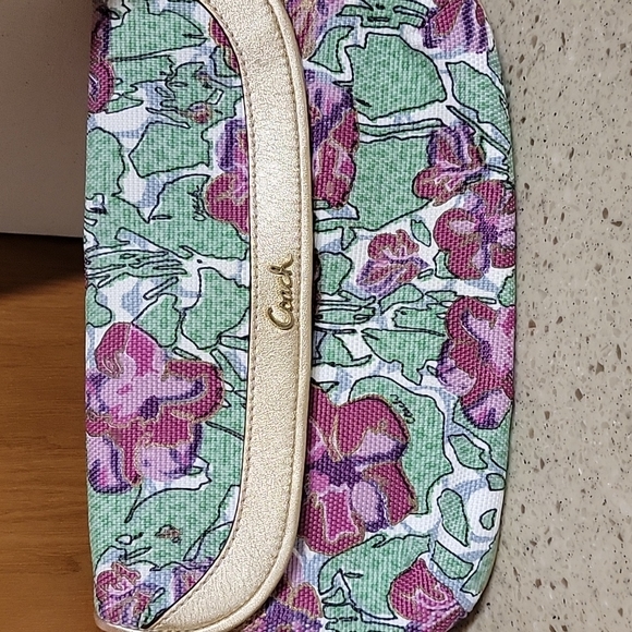 COACH LARGE FLORAL FLAP WRISTLET~CLUTCH~WALLET - Picture 3 of 7